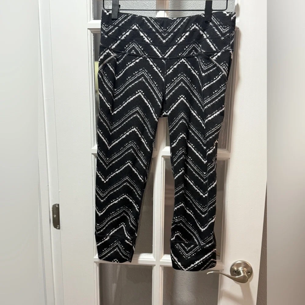 Athleta Zig Zag Relay Capri Black White Chevron Cropped Leggings - Picture 2 of 11